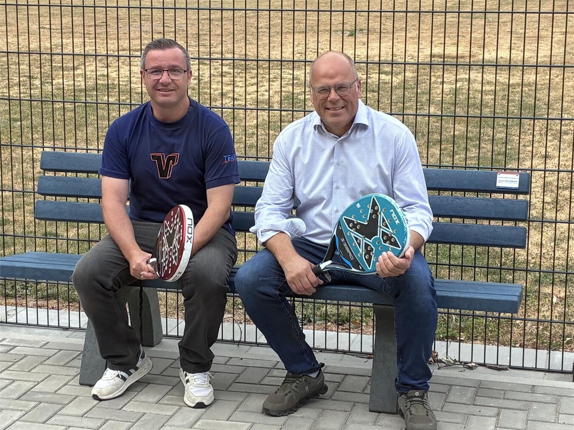 Mario Lüfkens (l., Geschäftsstellenleiter Volksbank Straelen) und Johannes Rattmann (1. Vorsitzender S.C. Blau-Weiß Auwel-Holt). Foto: SC BW Auwel-Holt