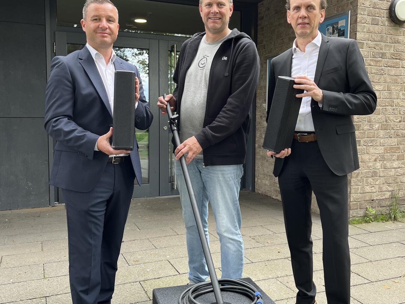 Neue Musikanlage für das „JuSt“ Mario Lüfkens (l.) und Joachim Geelen (r.) von der Volksbank Straelen überreichen die neue Musikanlage für das JuSt an Leiter Dirk Sieben (Mitte). Foto: privat