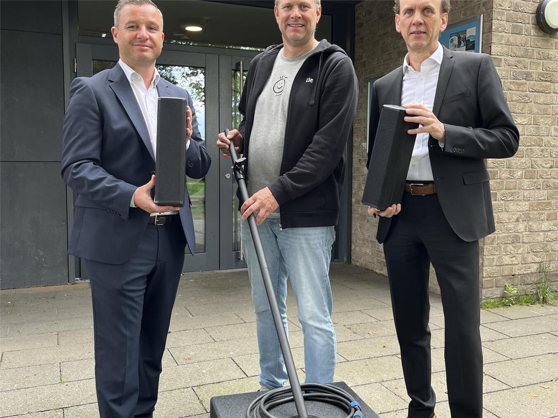 Mario Lüfkens (l.) und Joachim Geelen (r.) von der Volksbank Straelen überreichen die neue Musikanlage für das JuSt an Leiter Dirk Sieben (Mitte). Foto: privat