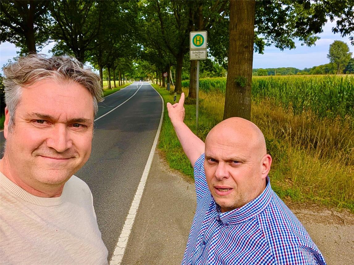 Mario Maaßen (l.) und Guido Küppers an der Twistedener Straße Richtung Wetten, auf der der Radweg fehlt. Foto: privat