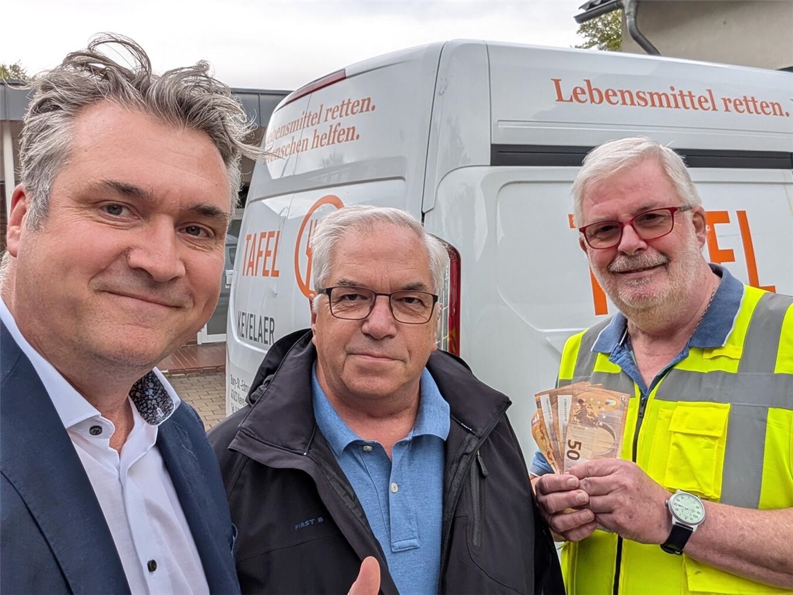 Mario Maaßen übergab die Spende für die Kevelaerer Tafel an den 1. Vorsitzenden Rainer Morawietz (M.) und den Kassierer Josef van Oorschot (r.). Foto: privat