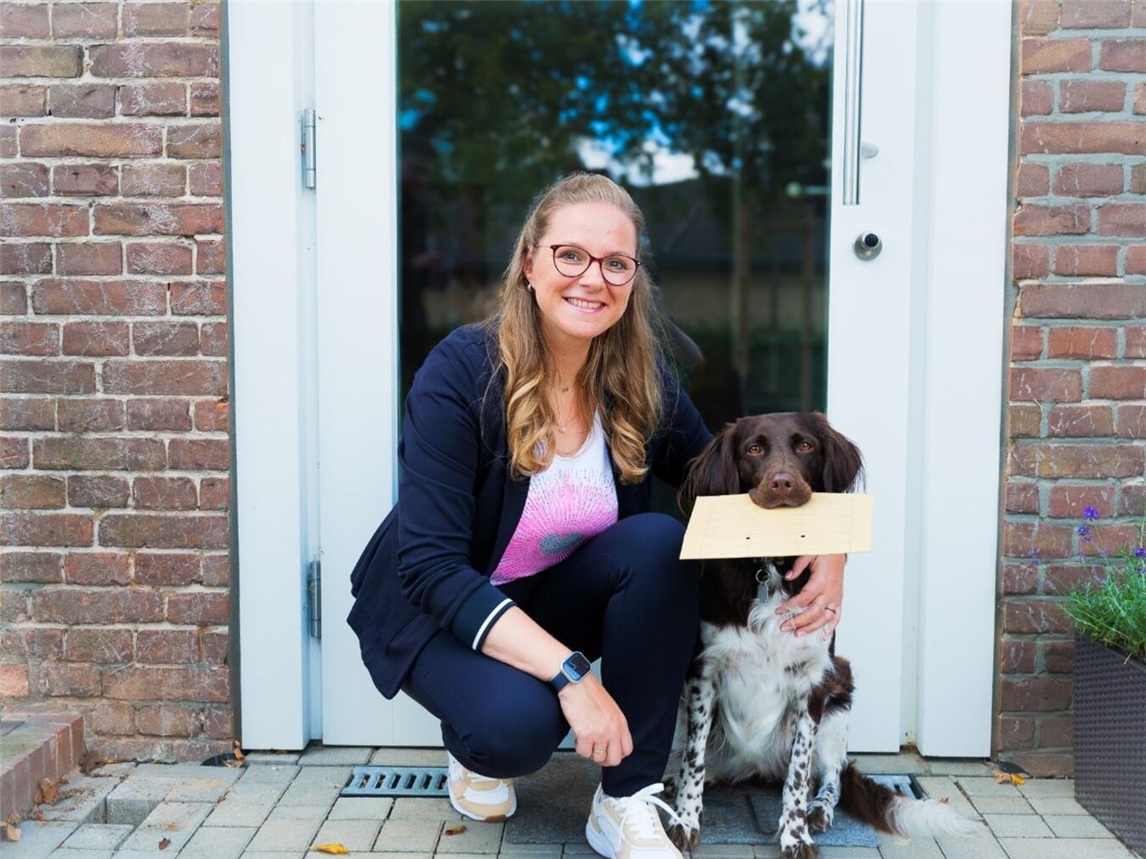 Marion Aryus, Leitung des Ambulanten Hospizdienstes Donsbrüggen und Hospizhund Gira. Foto: KKLE