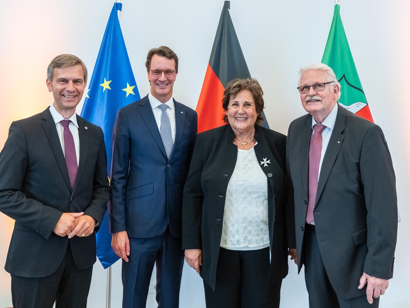 Marion Kohlhoff und Hajo Kohlhoff (rechte Seite) zusammen mit Stephan Wolters (MdL, l.) und Ministerpräsident Hendrik Wüst. Foto: Land NRW