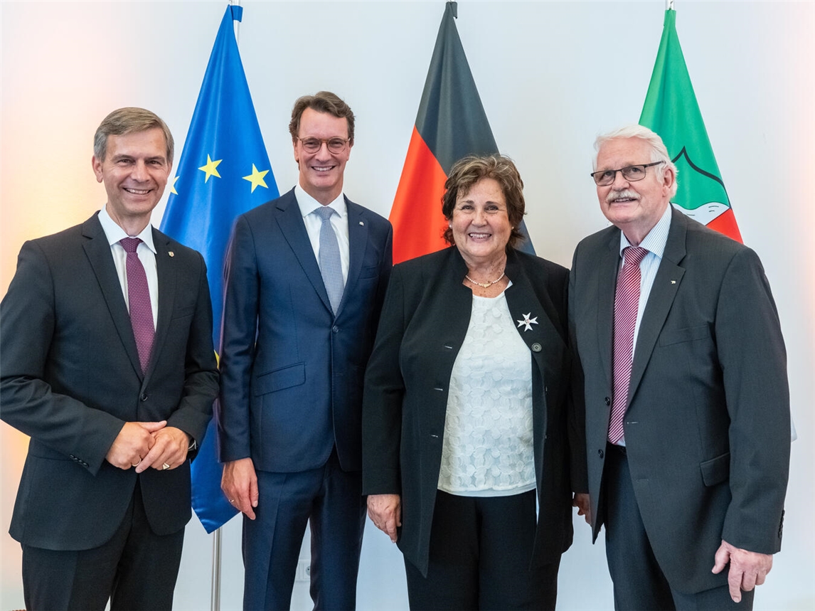 Marion Kohlhoff und Hajo Kohlhoff (rechte Seite) zusammen mit Stephan Wolters (MdL, l.) und Ministerpräsident Hendrik Wüst. Foto: Land NRW