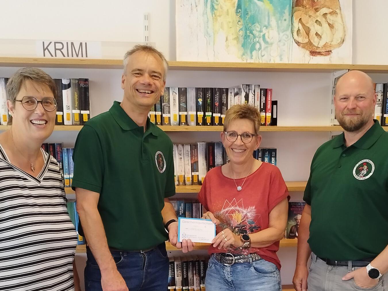 Marion Zanders (stellvertretende Leiterin der Bücherei), Dr. Norbert Sensen (Präsident der Bruderschaft), Birgit Gastens (Leiterin der Bücherei), und Johannes Zanders, stellvertretender. Präsident der Bruderschaft. Foto: privat