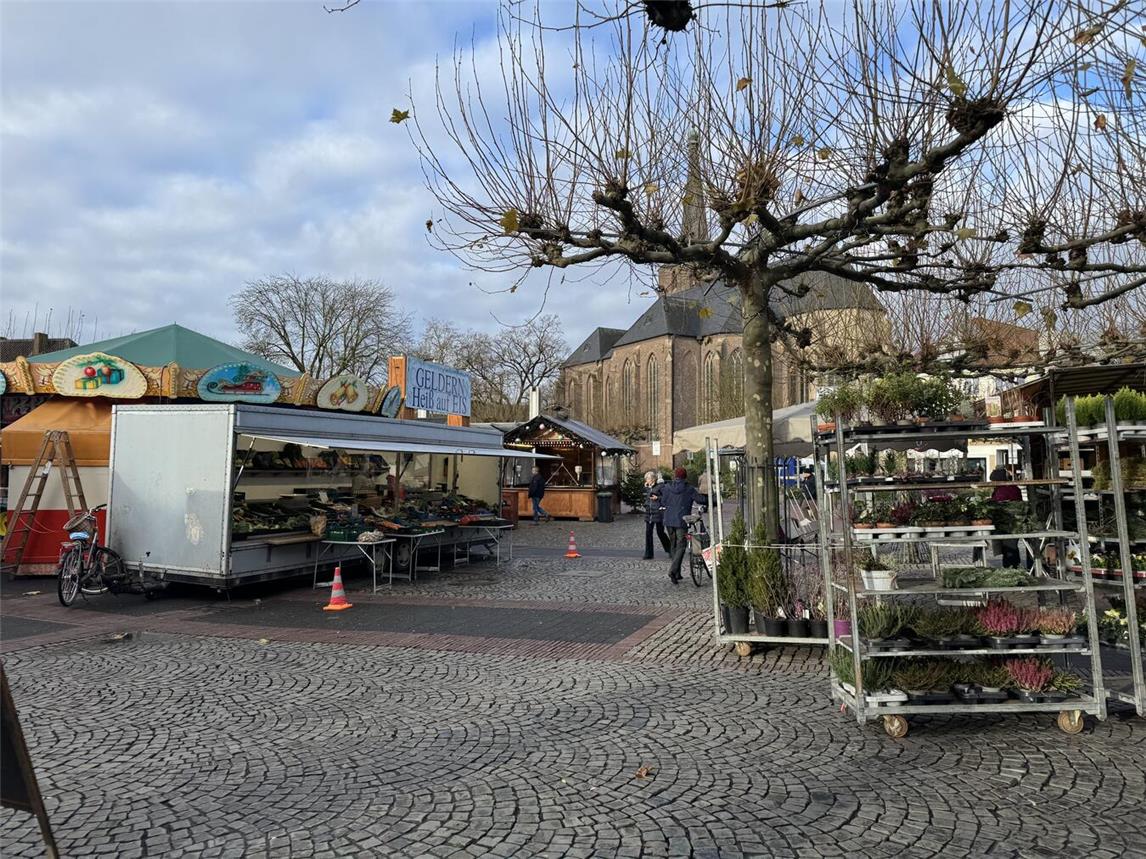 Marktkunden können den Wochenmarkt mit veränderten Öffnungszeiten auch an Weihnachten und Silvestern besuchen. Foto: Stadt Geldern/Gossens