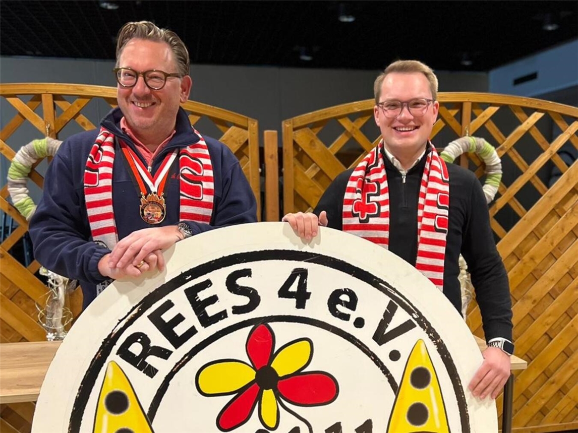 Markus Kresken (l.) übergibt den Moderator-Staffelstab – beziehungsweise symbolisch das Vereinswappen von 42 42 Rees 4 – an Nico Labonte. Foto: privat