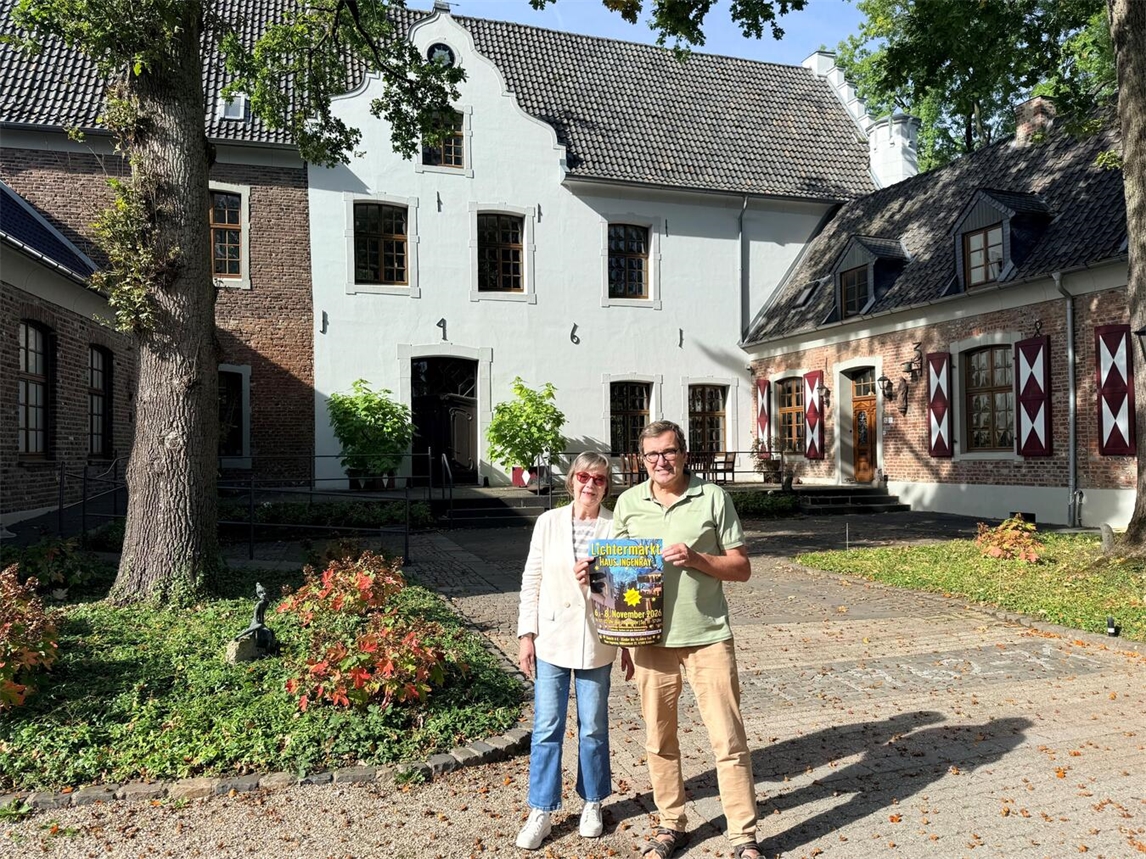 Marlies Deutskens und Clemens Scholten freuen sich auf viele interessierte Besucher beim Lichtermarkt auf Haus Ingenray in Pont. NN-Foto: Andrea Kempkens