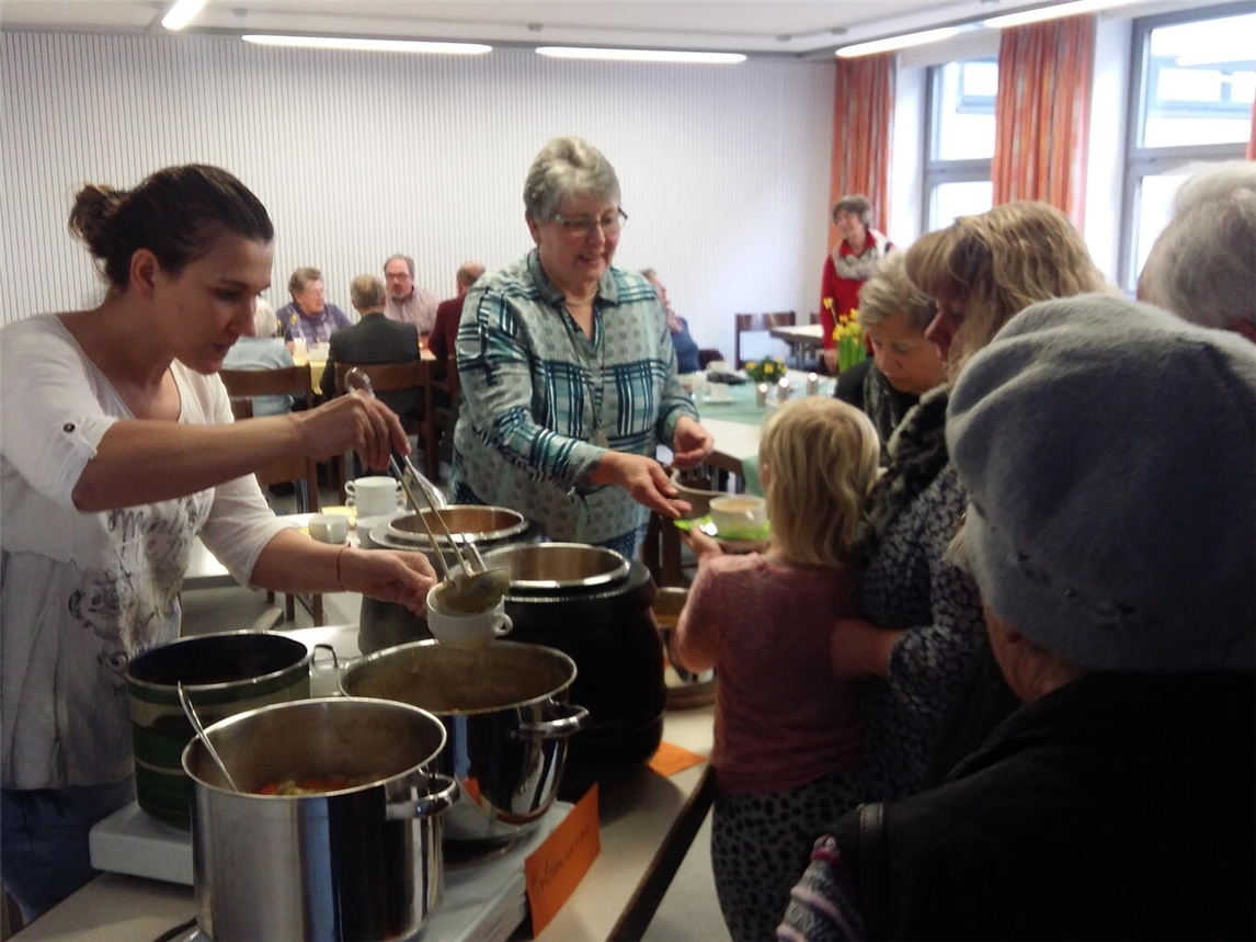 Marlies Nienhaus (r.) und Sarah Scheffer (l.) bei der Suppenausgabe. Foto: privat