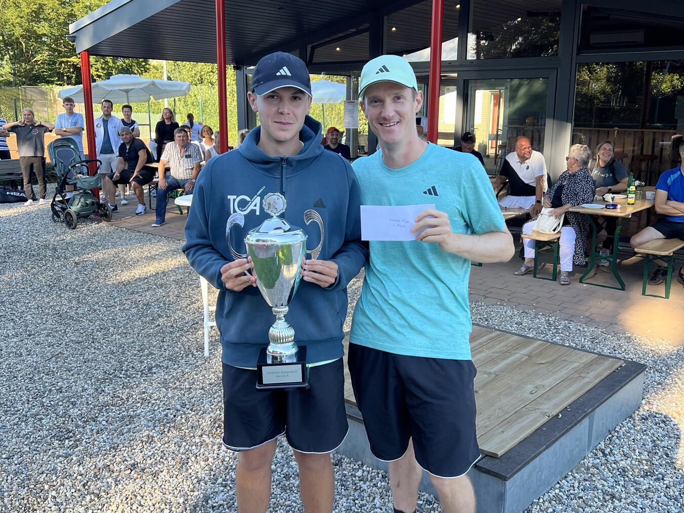 Tennis Club Uedem veranstaltete zum 30. Mal den „Uedemer Doppelpott“ Marlon Günster (l.) und Daniel Süssenbach (r.) entschieden die Offene Klasse der Herren für sich. Fotos: privat