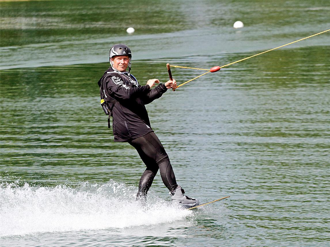 Mart Hennemann auf dem Wakeboard auf der Xantener Südsee, wo er am Samstag einen neuen Weltrekord aufstellte. NN-Foto: Theo Leie