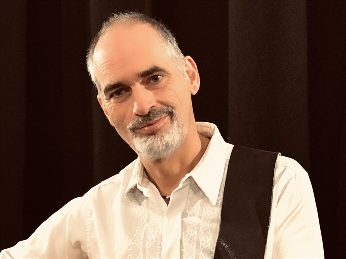 "Martin Bauer mit Programm 'Mit anderen Worten' in Dorfkirche Mehr, Porträtfoto"