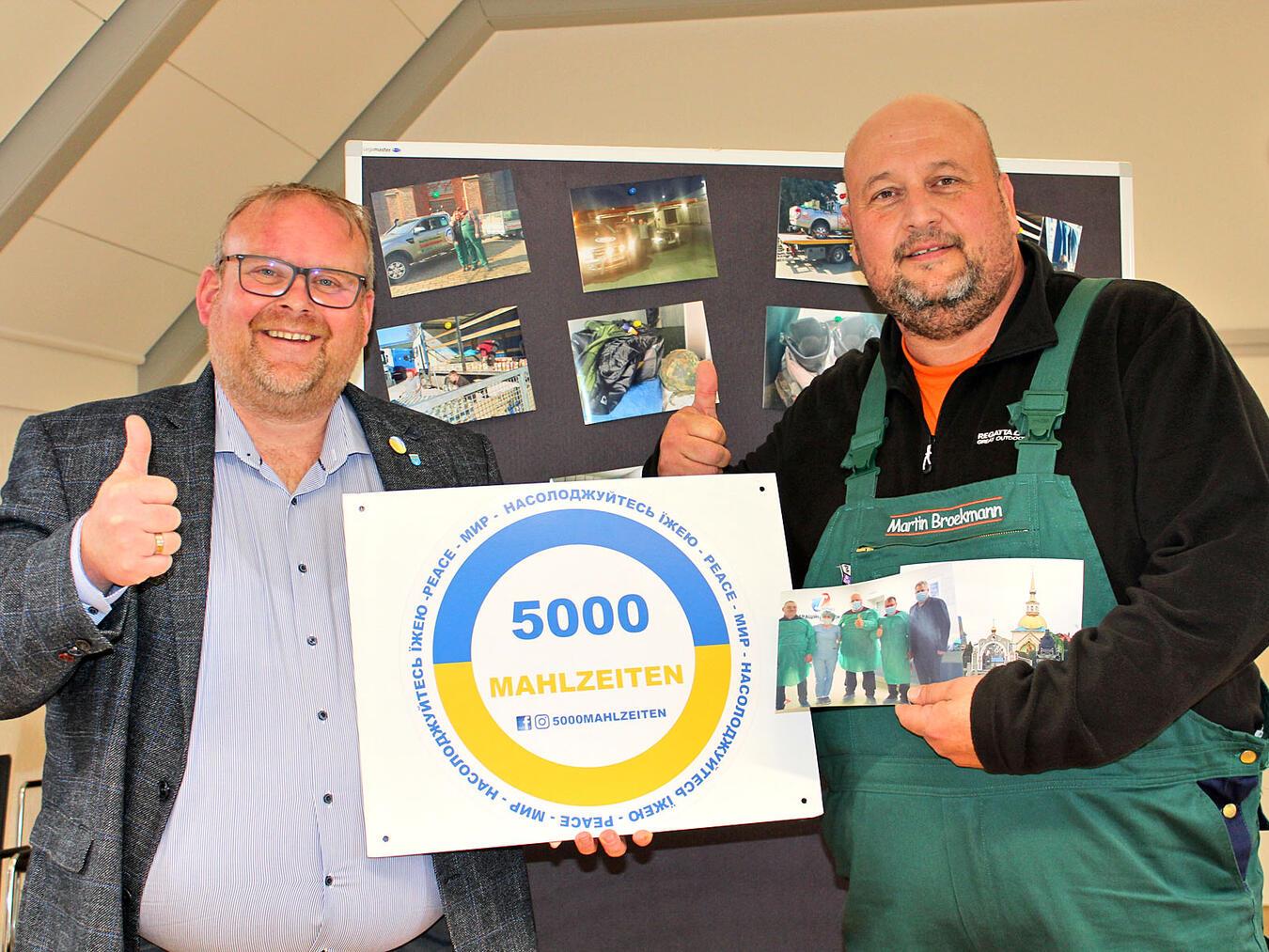 Martin Broekmann (r.) wurde bei seiner Hilfsaktion „5.000 Mahlzeiten“ von Bürgermeister Dirk Ketelaers und zahlreichen Rheurdtern unterstützt. NN-Foto: Thomas Langer