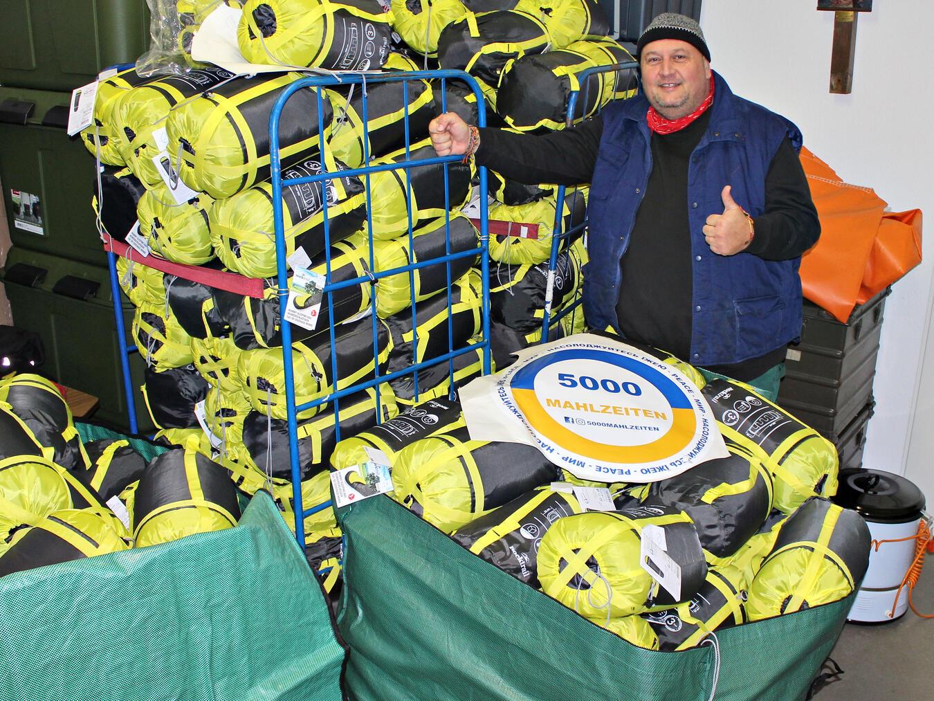 Martin Broekmann und Tochter Lisa (nicht im Bild) nehmen vor der Abfahrt gerne noch weitere Spenden für die Menschen in der Ukraine entgegen. NN-Foto: Thomas Langer