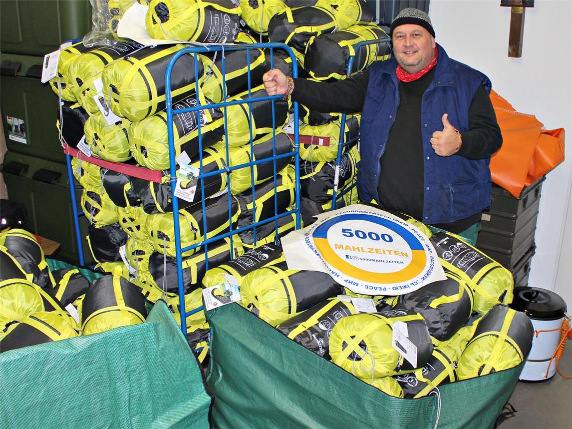 Martin Broekmann und Tochter Lisa (nicht im Bild) nehmen vor der Abfahrt gerne noch weitere Spenden für die Menschen in der Ukraine entgegen. NN-Foto: Thomas Langer