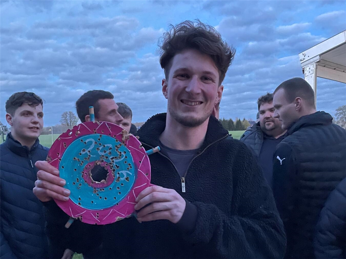 "Martin Ingenbleek, erster Klotzkönig aus Achterhoek, hält Trophäe in traditioneller Tracht"