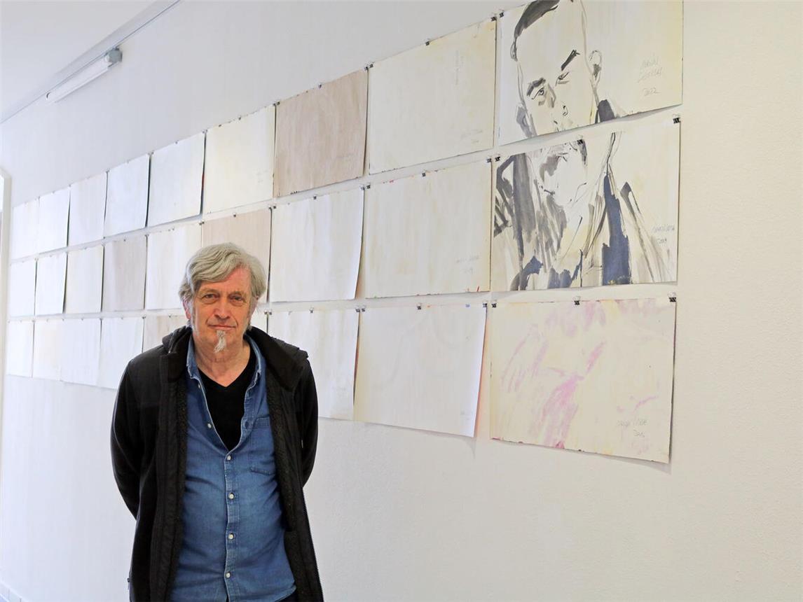 Martin Lersch (hier bei einer Ausstellung in Goch) schuf 122 Blätter für seinen „Dance macabre“, die er im Niederrheinschen Museum zeigt. NN-Foto: Corinna Denzer-Schmidt