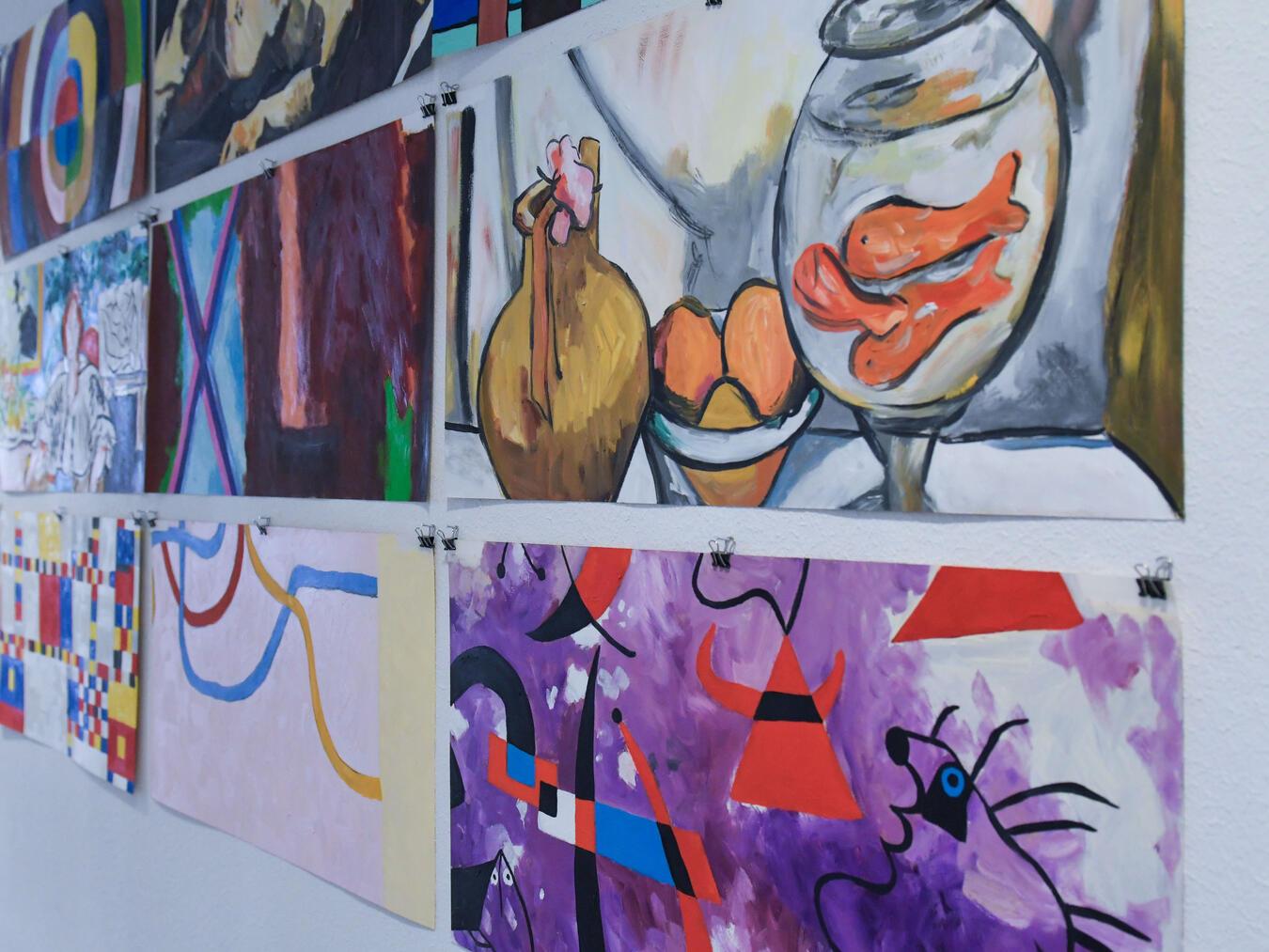 Kunst und gemütliche Lagerfeuer-Atmosphäre Martin Lerschs Ausstellung beschäftigt sich mit Rückseiten. NN-Fotos: Gerhard Seybert