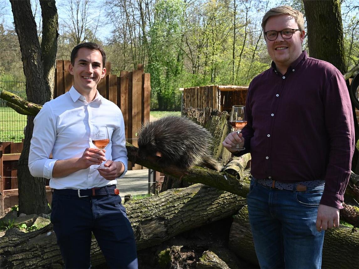 Martin Polotzek (li.) und Kilian Peters begleiten das Wine Tasting. Foto: Tiergarten Kleve