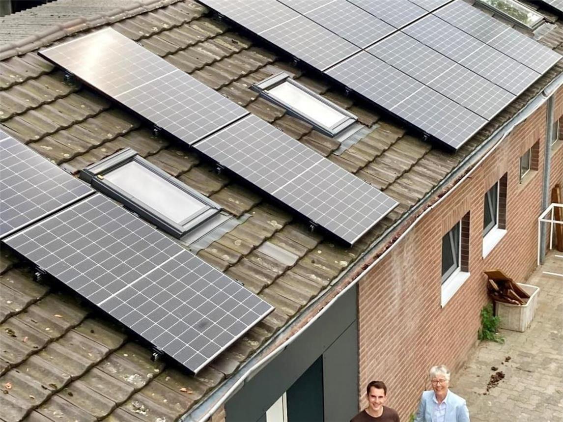 Martin Polotzek und Claudia Dercks vor einem Teil der PV-Anlage. Foto: privat