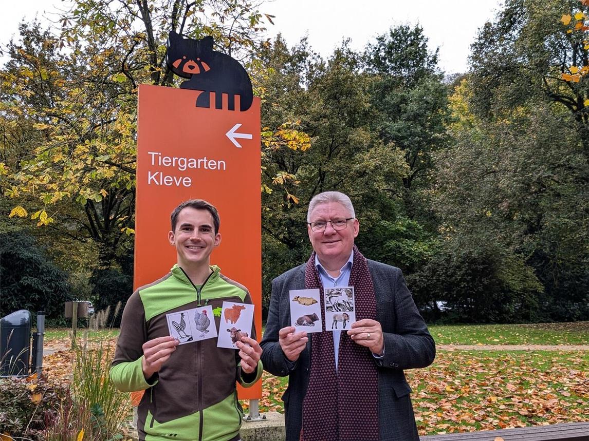Martin Polotzek und Harald Kunde mit den gemeinsamen Postkarten, die einmal das tierische Original aus dem Tiergarten als Vorlage zeigen und daneben die entsprechende Figur von Mataré. Foto: Tiergarten Kleve & Museum Kurhaus Kleve