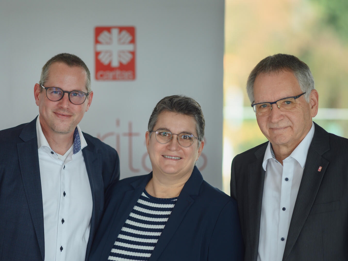 Martina Hoferichter und Holger Hagemann (l.) werden künftig den Caritasverband leiten. Rainer Borsch (r.) freut sich über die Wahl. Foto: Caritas