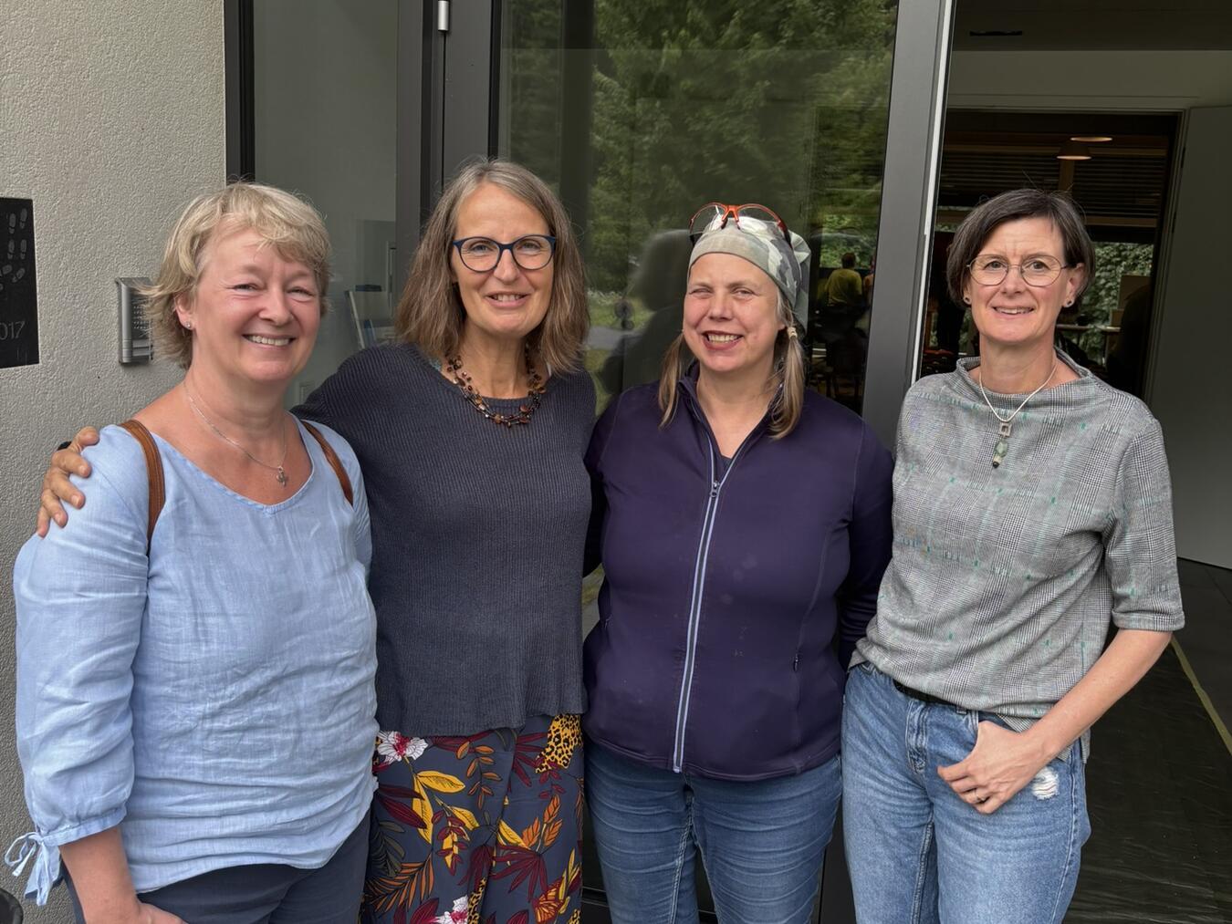 Martina Spanier, Leiterin der Schreibwerkstatt, VHS-Fachbereichsleiterin Regina Sprick, Bildhauerin Monika Bänsch und Malerin Heike Witz (v.l.n.r.) freuen sich über die gelungene Sommerakademie.