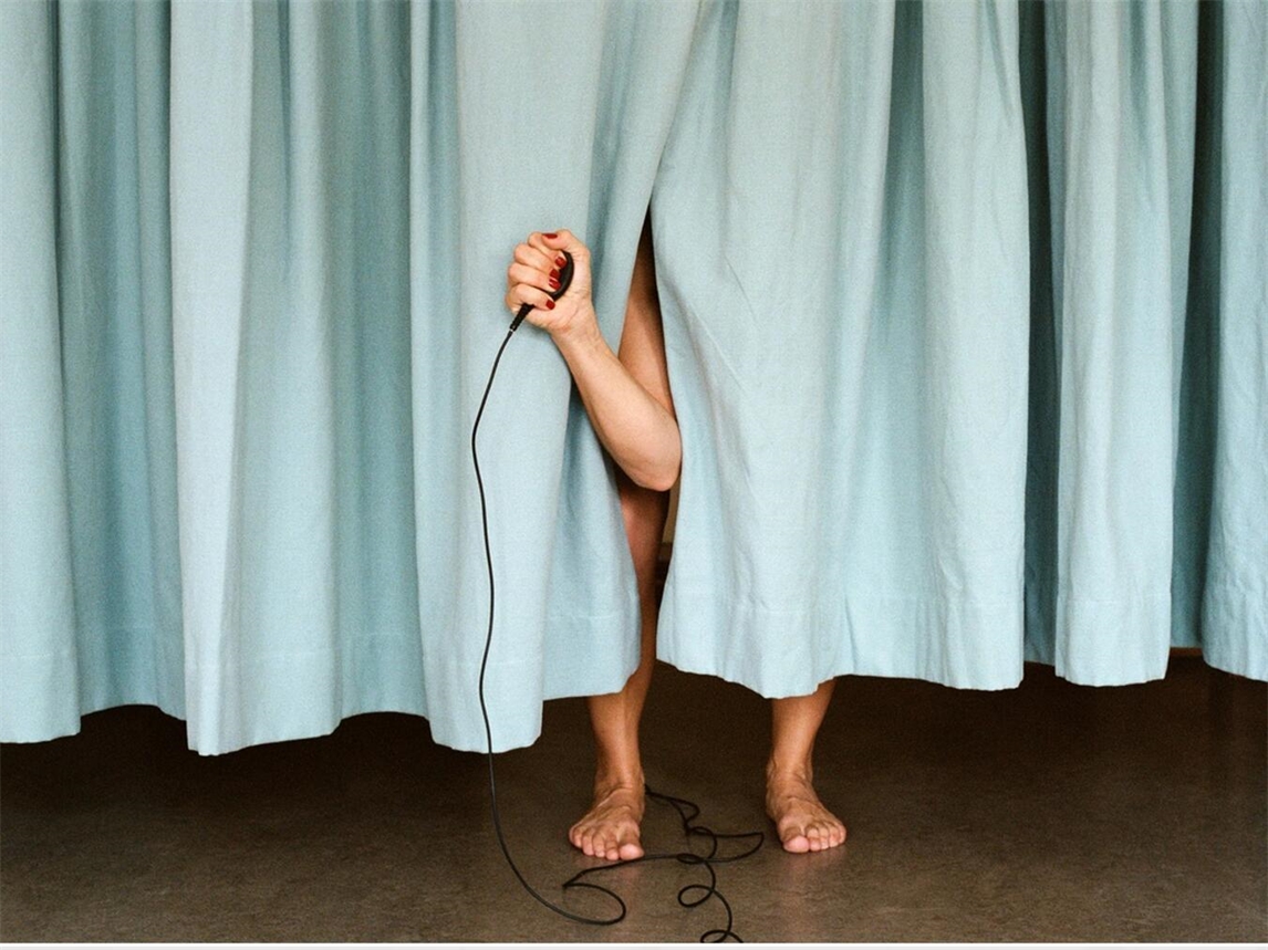 "Porträt von Fotografin Martina Stapf in Kunstausstellung"