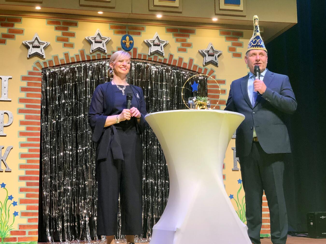 Martina Welbers und Ralf Hoffmann, das IPK-Prinzenpaar von 2015, moderierte den Abend im Kastell. Ralf Hoffmann ist der Vater der künftigen Prinzessin. NN-Foto: CDS