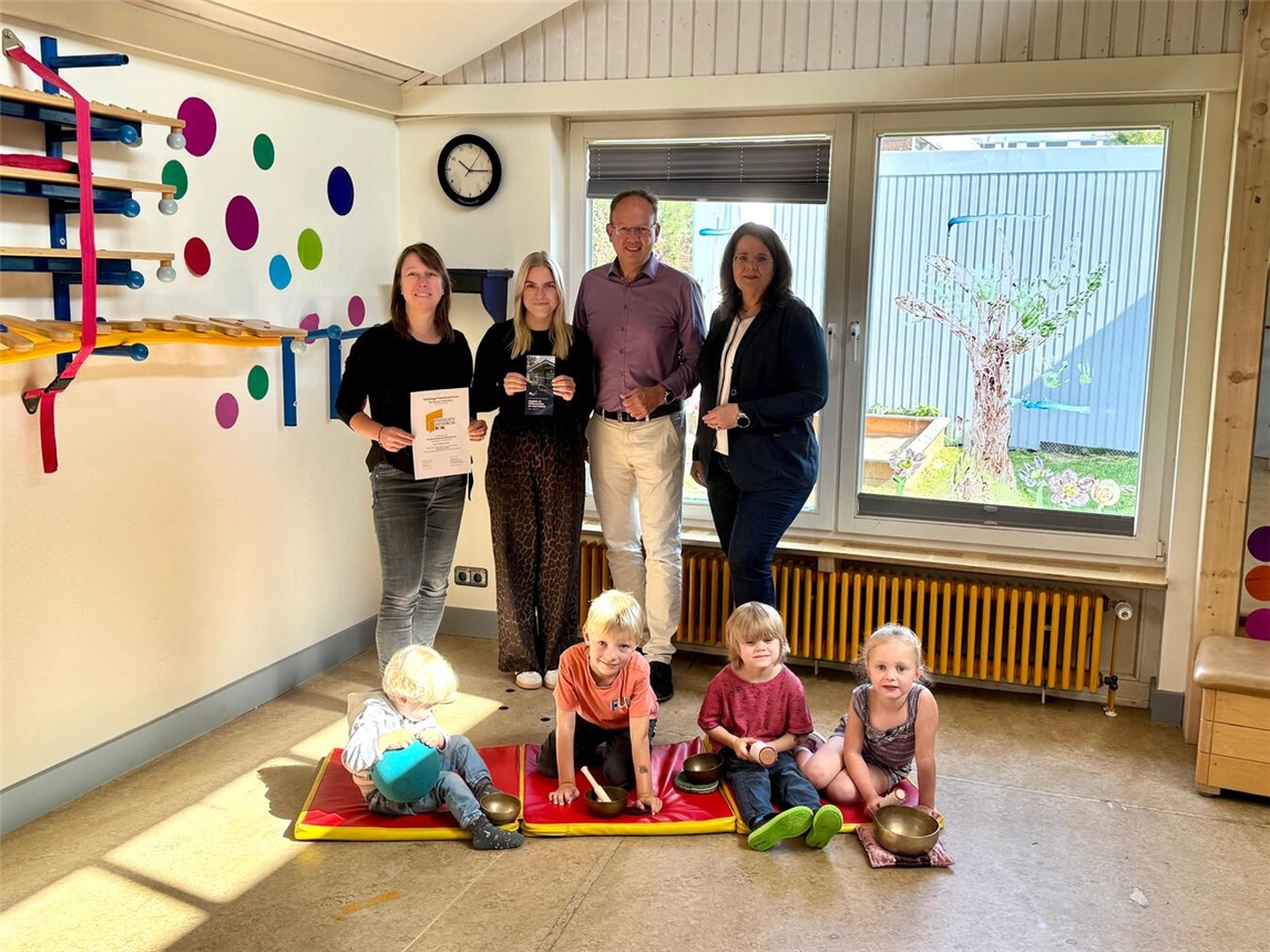 Martina Wolters (Kita-Leitung der Kita „Am Rodenbusch“), Chiara Häusler (Stv. Leiterin der Kita „Am Rodenbusch“), Markus Grönheim (Beigeordneter und Leiter des Bereichs Jugend und Familie) und Gaby Voß (Team Kita der Stadt Geldern) freuen sich über die Re-Zertifizierung des Familienzentrums.Foto: Stadt Geldern/Gossens