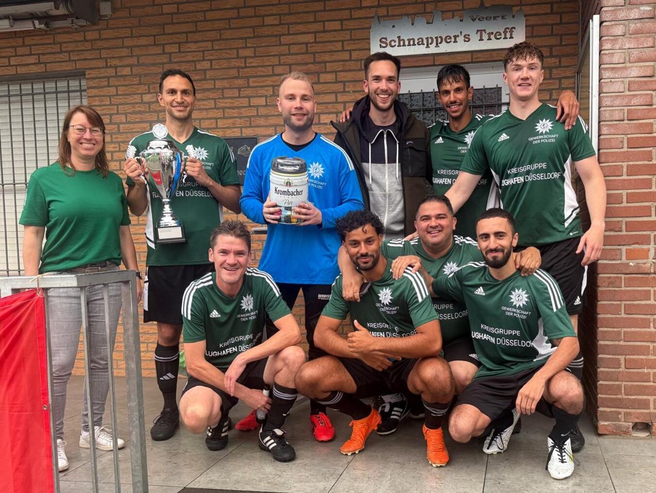 "Martina Wolters und Nick Heinitz gratulieren der Bundespolizei zum Sieg, Gruppenfoto in Kita Am Rodenbusch"