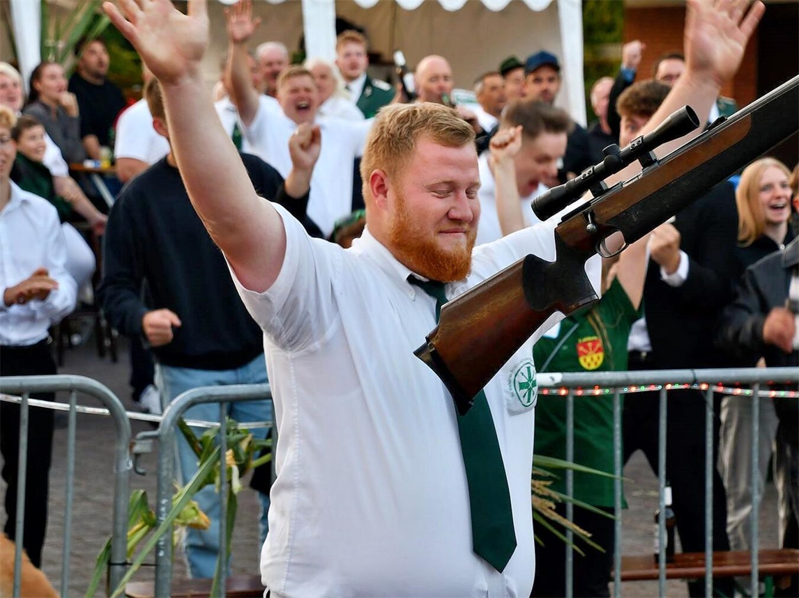 "Marvin Ververs als neuer König von Labbeck bei der Krönungszeremonie"