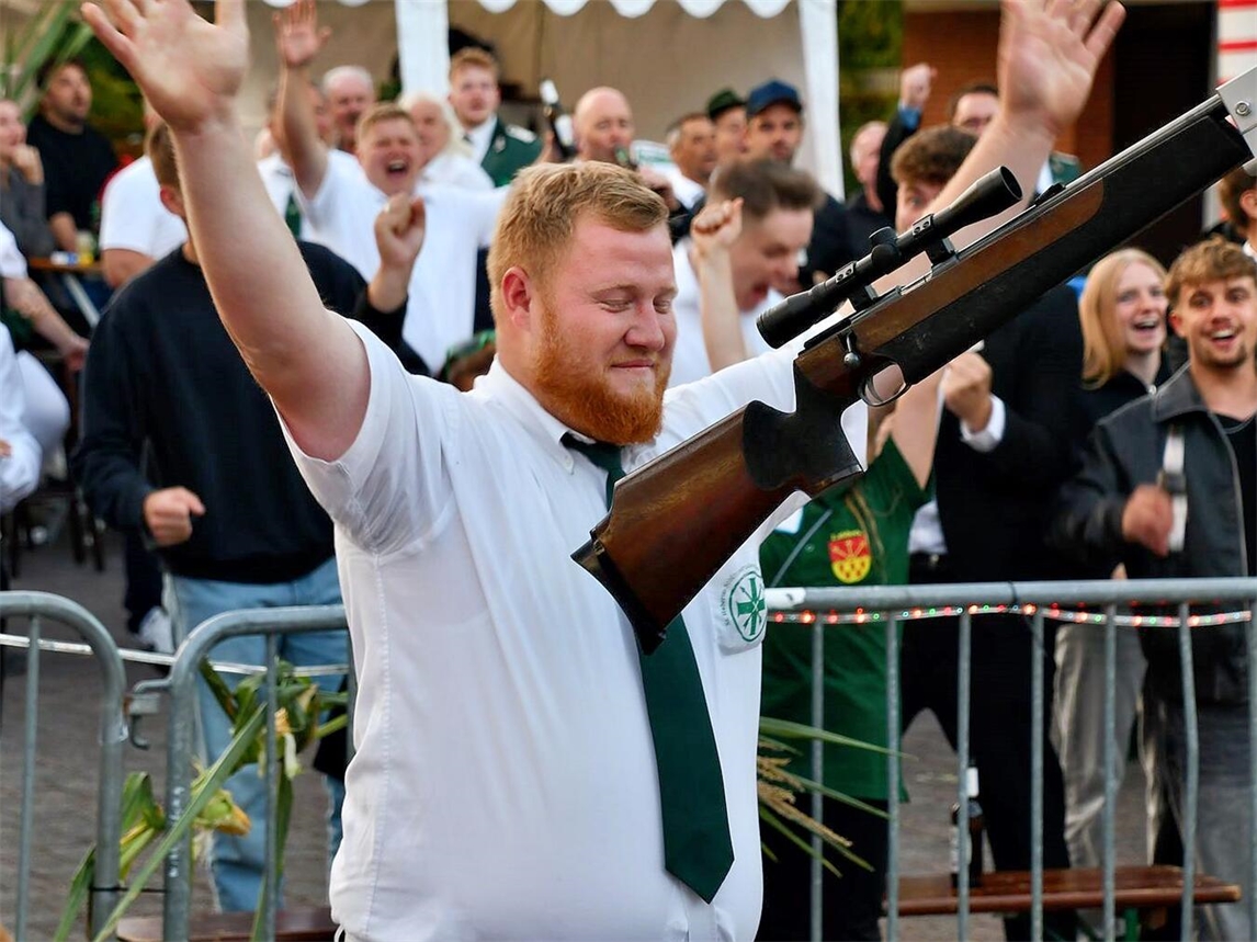 "Marvin Ververs, neuer Schützenkönig, bei seiner Inthronisation, St. Hubertus-Schützenfest"