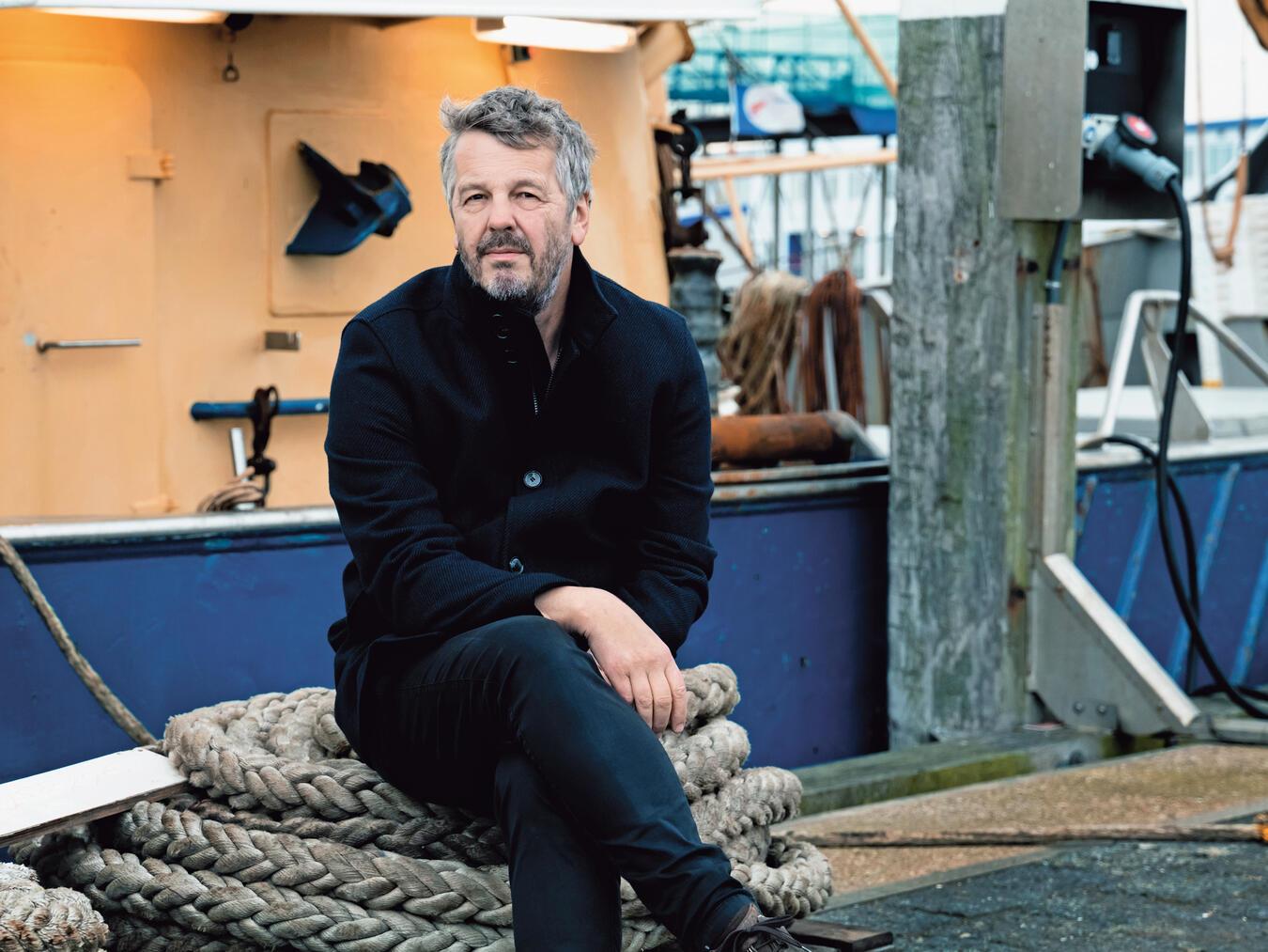 Mathijs Deen liest am 20. Oktober aus seinem aktuellen Kriminalroman, der Kommissar Liewe Cupido, genannt „der Holländer“, an die dänische Grenze vor Helgoland führt. Foto: Mathias Bothor