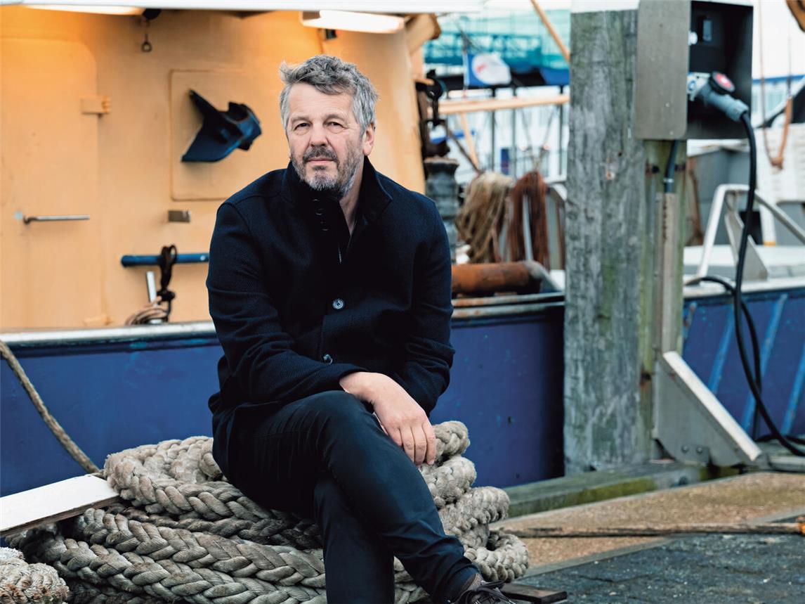 Mathijs Deen liest am 20. Oktober aus seinem aktuellen Kriminalroman, der Kommissar Liewe Cupido, genannt „der Holländer“, an die dänische Grenze vor Helgoland führt. Foto: Mathias Bothor