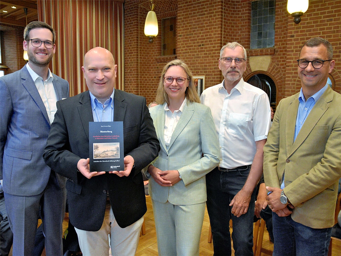 Mathis Ingenhaag (Heresbach-Stiftung), Herausgeber Dr. Jens Lieven, Bürgermeisterin Alexandra Schacky, Peter A. Wolters (Verein Monterburg) und Dr. Peter Kritzinger, Verlagsleiter des Aschendorff Verlags Münster, mit dem neuen Buch. NN-Foto: Rüdiger Dehnen