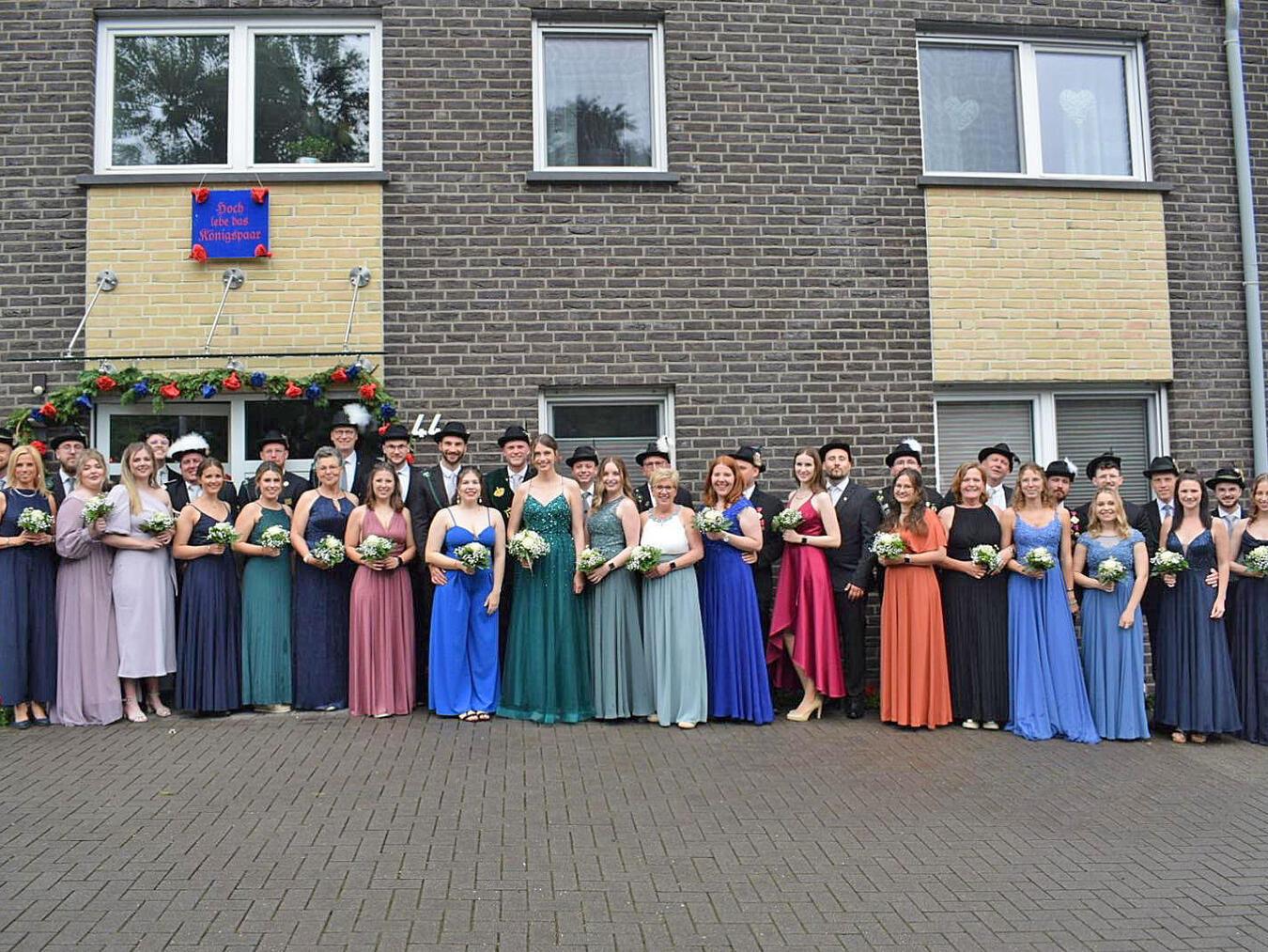 Mats I. Brosch und seine Königin Janine l. Koppers mit ihrem Thron.Foto: St. Johannes Bruderschaft