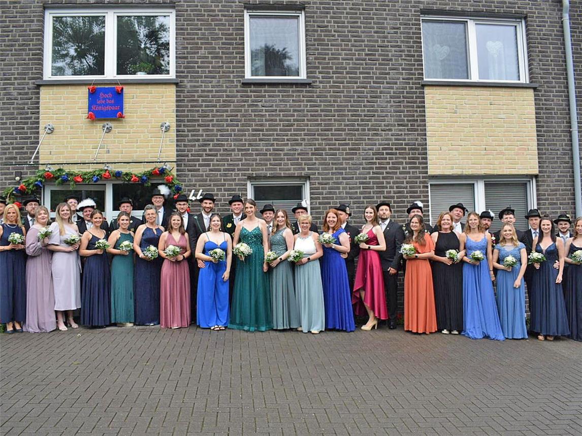 Mats I. Brosch und seine Königin Janine l. Koppers mit ihrem Thron.Foto: St. Johannes Bruderschaft