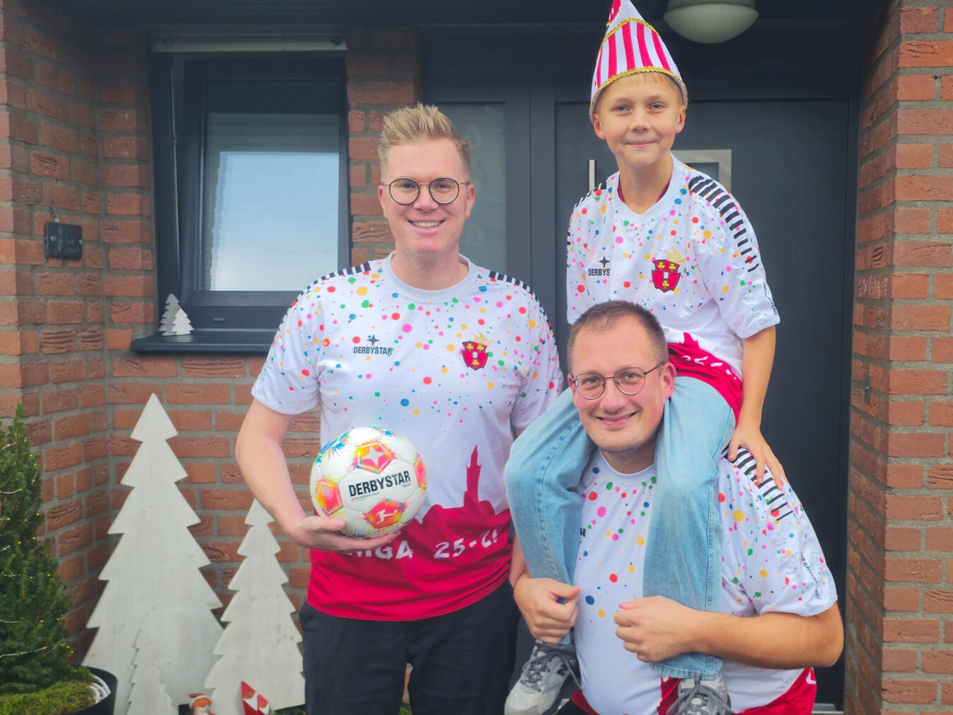 Mats mit Adju Tim (r.) und dem angehenden Klever Prinzen Tobias (l.). NN-Foto: hf