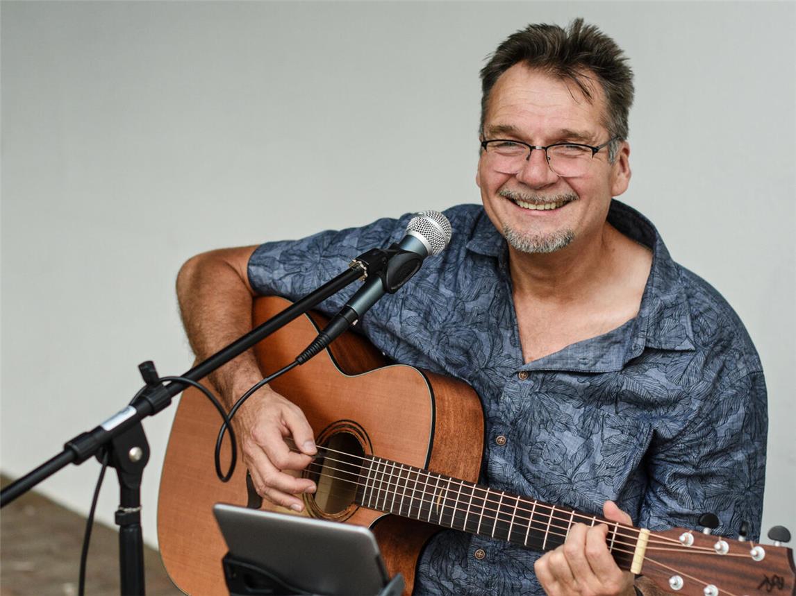 Mattes Wissing gestaltet den musikalischen Rahmen. Foto: mvo