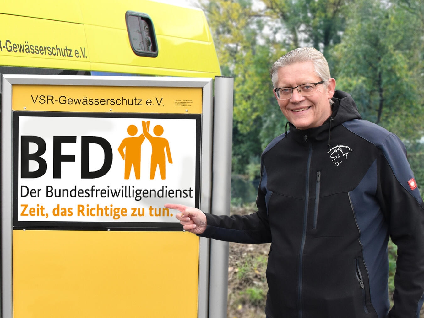 Matthias Ahlbrecht am Info-Point des VSR-Gewässerschutzes. Foto: Ruben Wiltsch