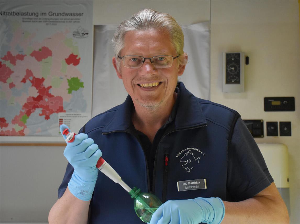Matthias Ahlbrecht analysiert Brunnenwasser. Foto: privat