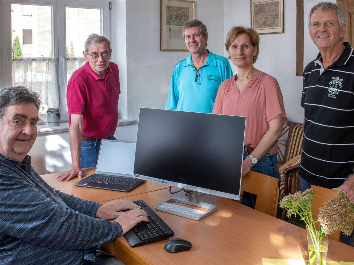 Matthias Bergers, Johannes Schriefers (Schriftführer), Bernhard Ewald, Volksbank-Ortsrepräsentantin, und Willibald Ewald (Kassierer, v.l.n.r.). Foto: Gerhard Seybert