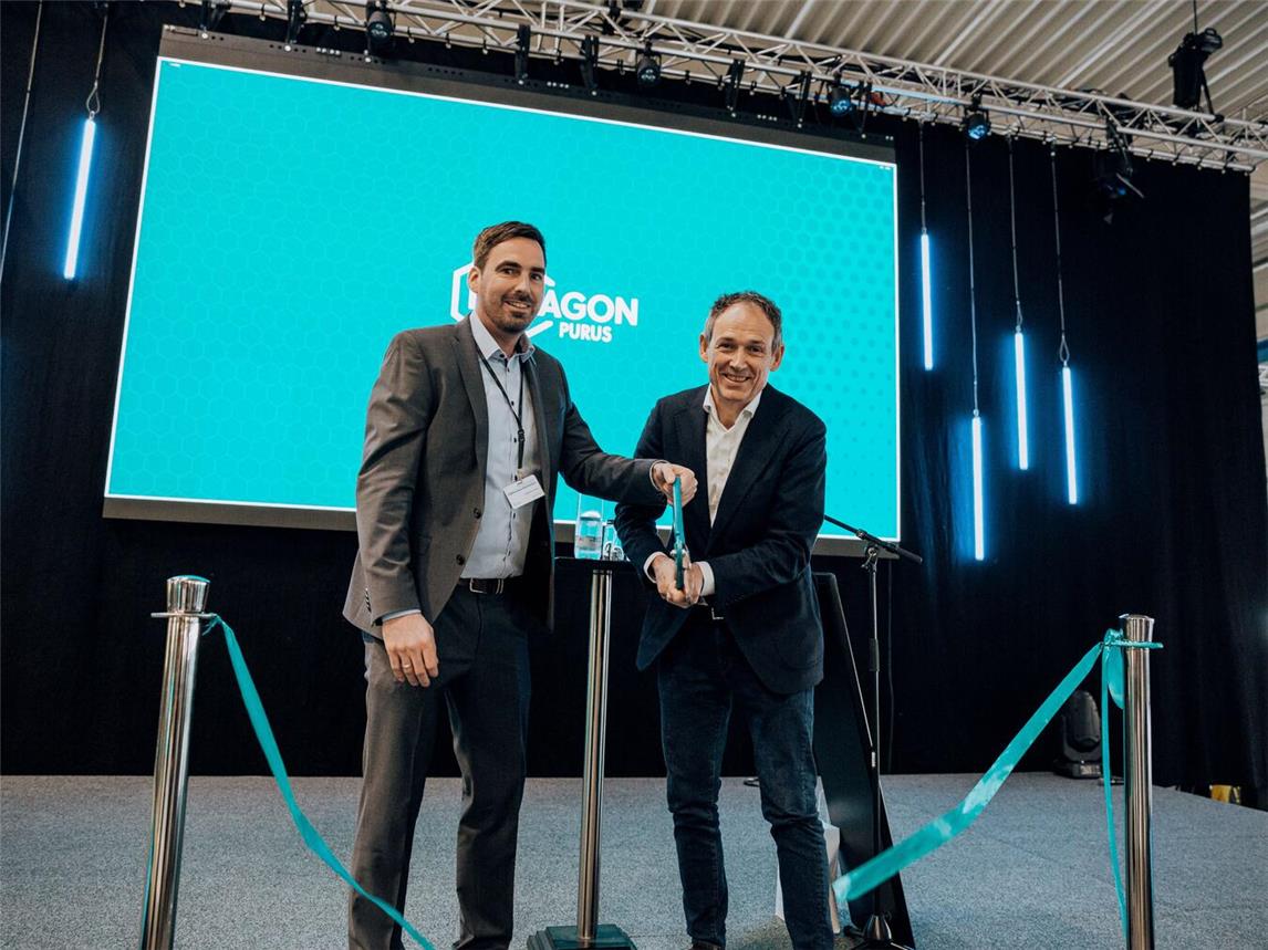Matthias Kötter (l.) blickt optimistisch in die Zukunft. Rechts Morten Holum, Präsident & CEO von Hexagon Purus. Foto: Hexagon Purus