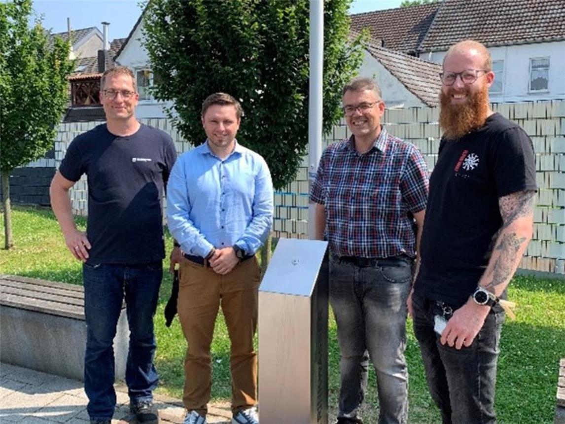 Matthias Küpper, Vorarbeiter in der Betriebsstelle Issum, Tobias Homb, Betriebsstellenleiter linker Niederrhein, Alexander Alberts, allgemeiner Vertreter des Bürgermeisters, und Tobias Kiwitt, bei der Gemeinde Issum zuständig für das Wasserwerk (v.l.n.r.).Foto: Gemeinde Issum