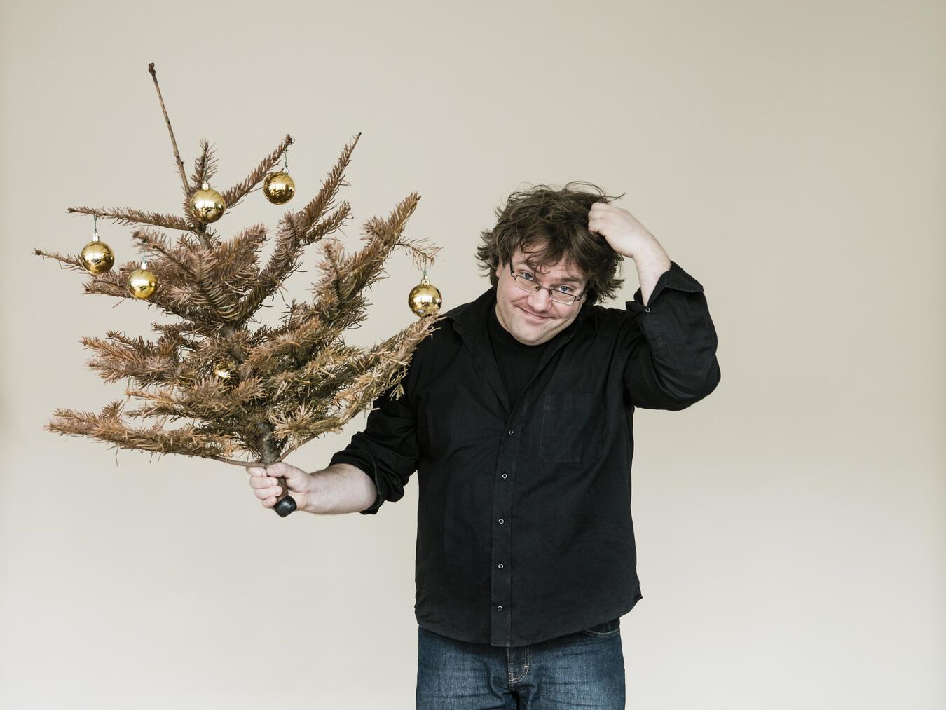 Matthias Reuter verspricht Weihnachtslyrik und interessante Geschenke in der Tonhalle der Kreismusikschule. Foto: Sebastian Moelleken