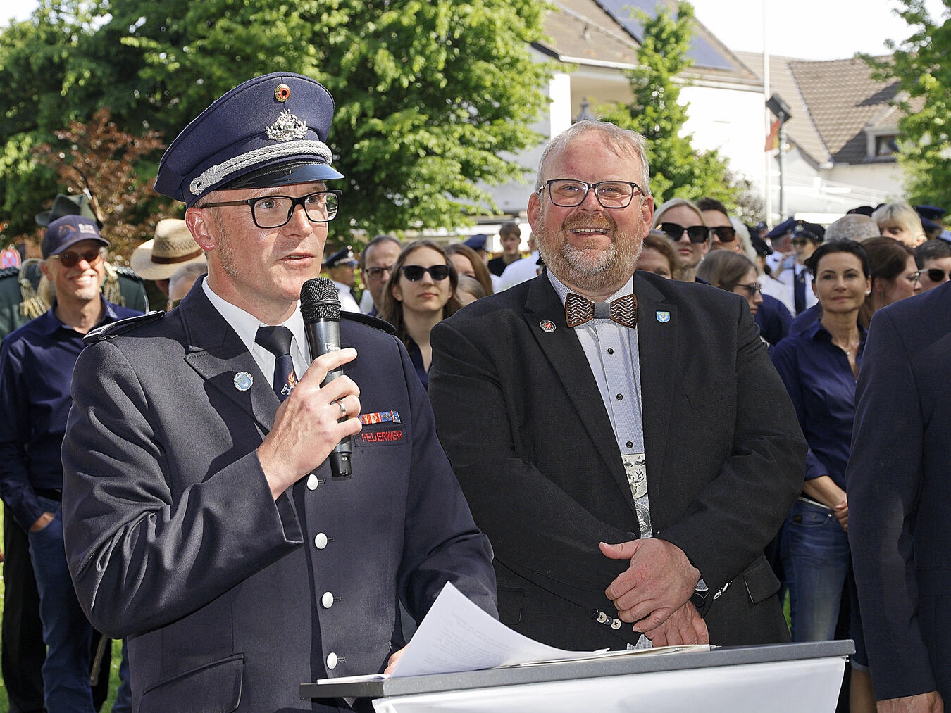 "Matthias Rickers und Bürgermeister Dirk Ketelaers bei der Festkettenübergabe, Foto von Theo Leie"