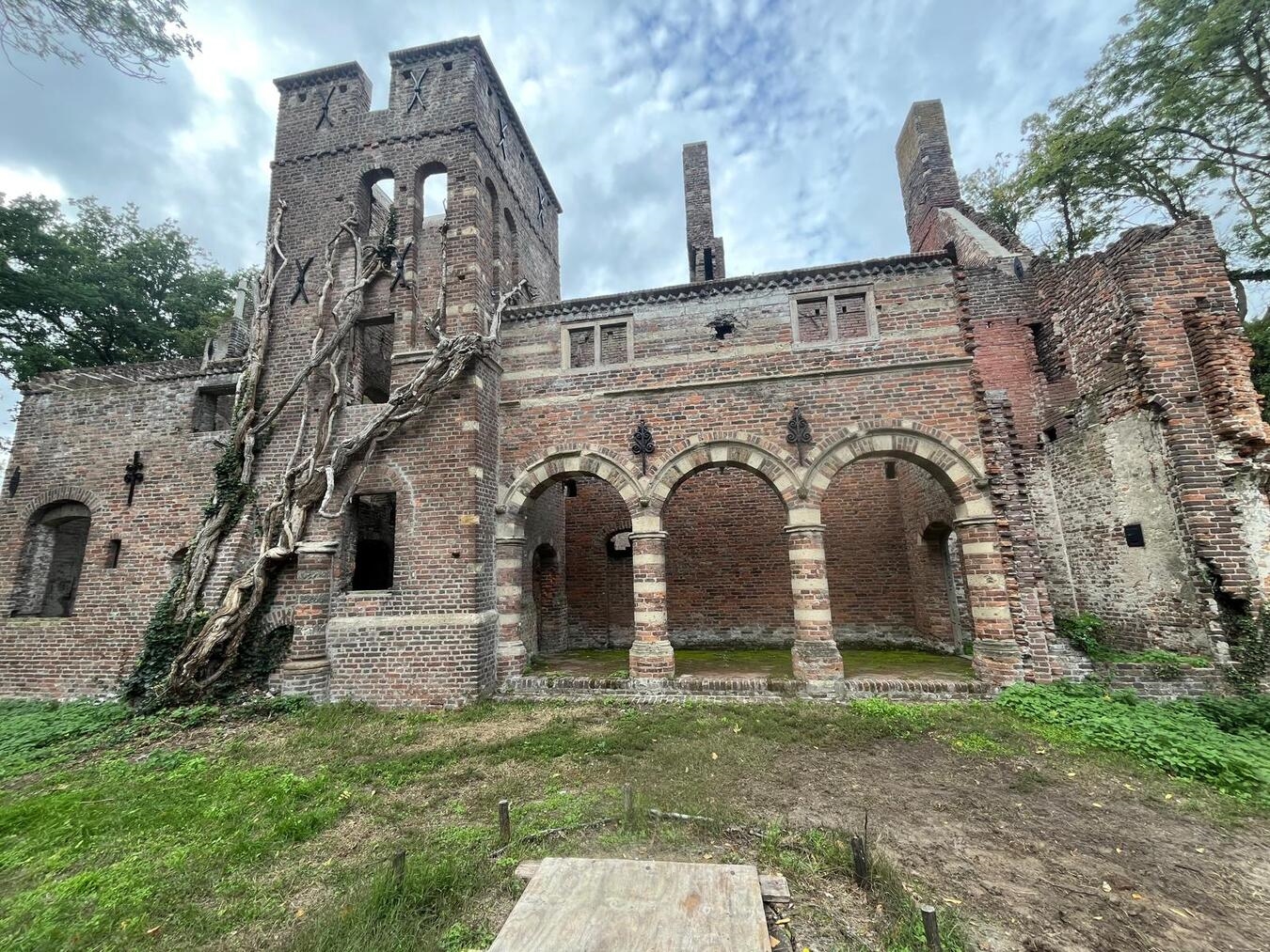 "Schlossruine von Asten, historische Mauern, bewegte Vergangenheit"