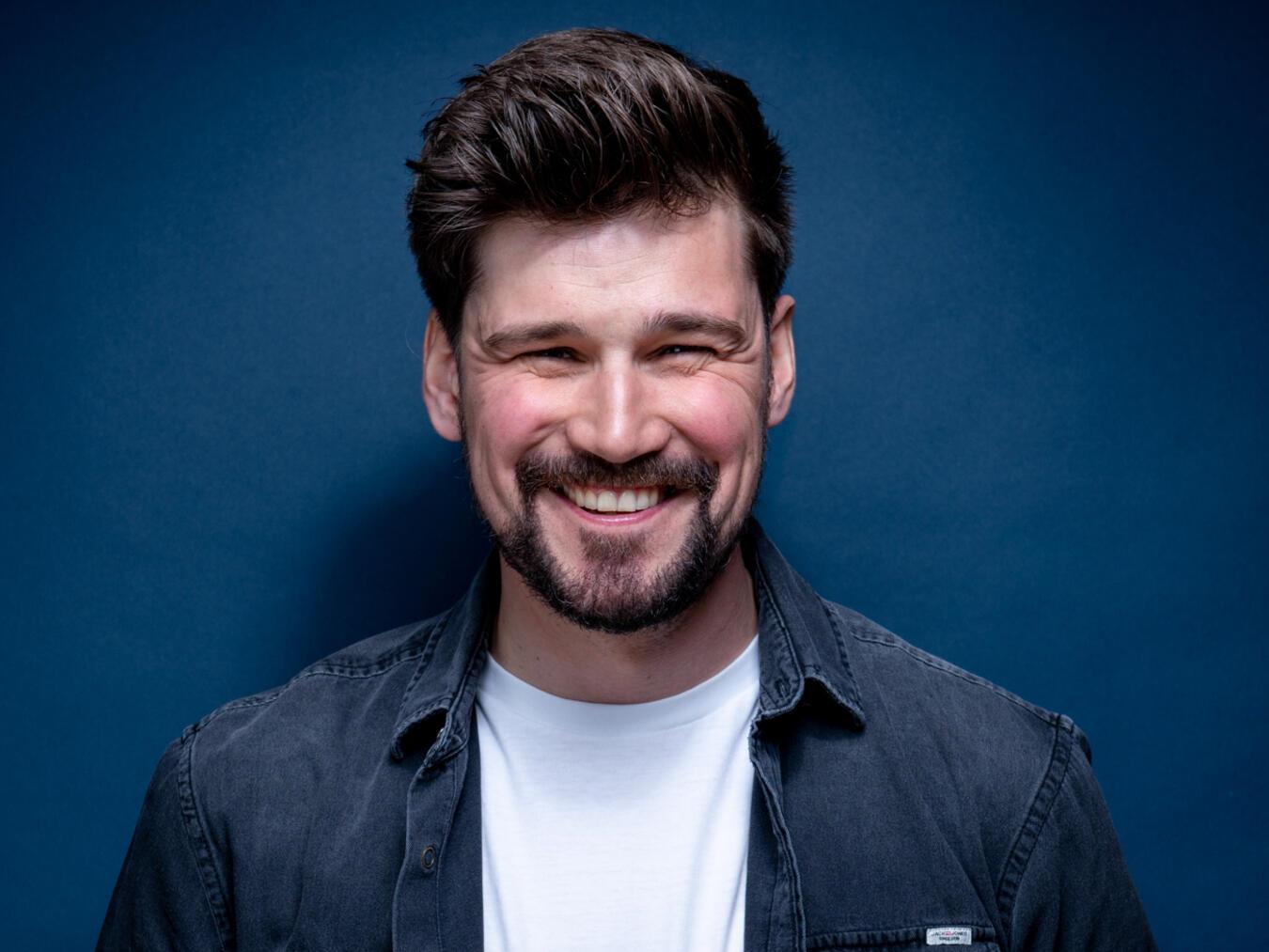 Max Beier kommt zum Klappstuhltheater an der Burg Empel. Foto: Christof Arnold