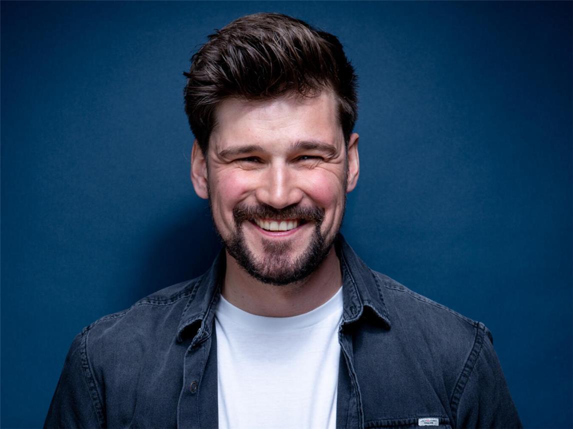 Max Beier kommt zum Klappstuhltheater an der Burg Empel. Foto: Christof Arnold